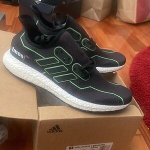 AM4 ATMOS x 88RISING
Adidas shoes
Men